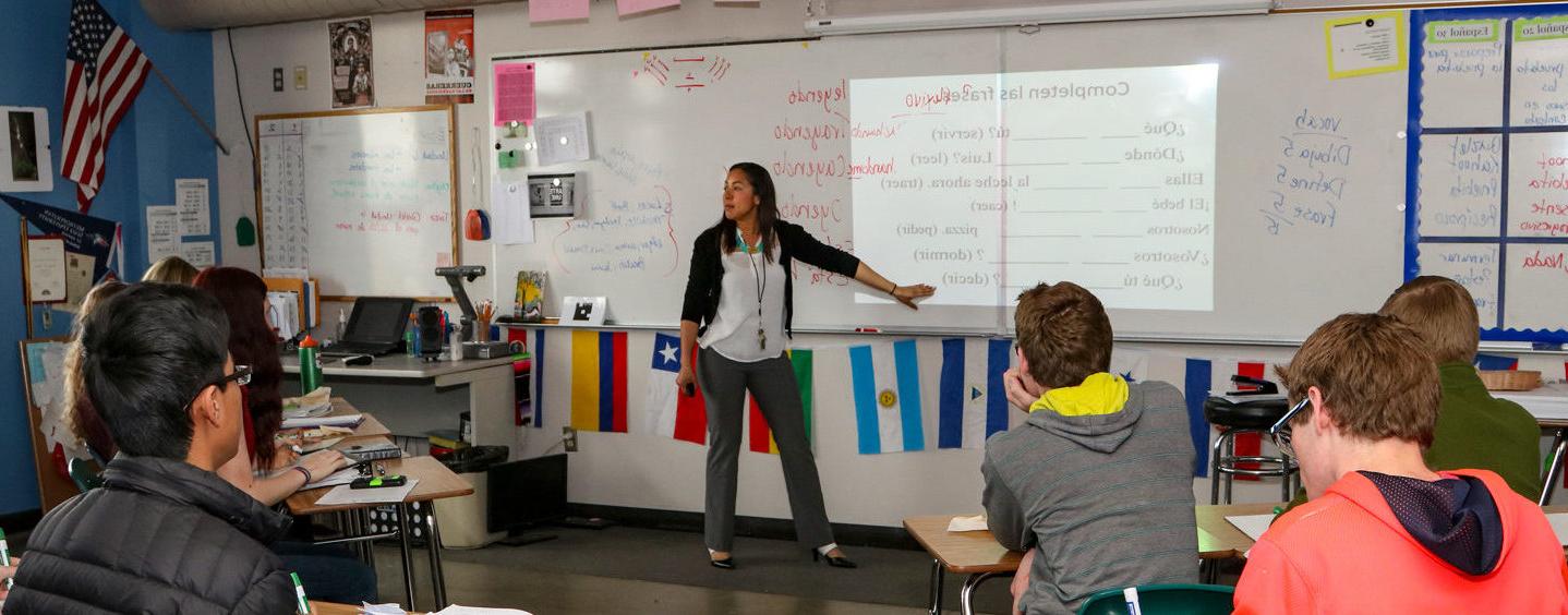 伊芙琳·菲尔曼在山顶特许学校给她的高中西班牙语课上课.