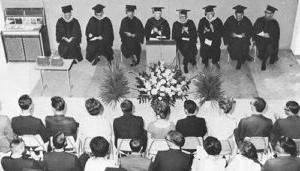 第一届密歇根州立大学丹佛分校毕业典礼上的教职员工和人群