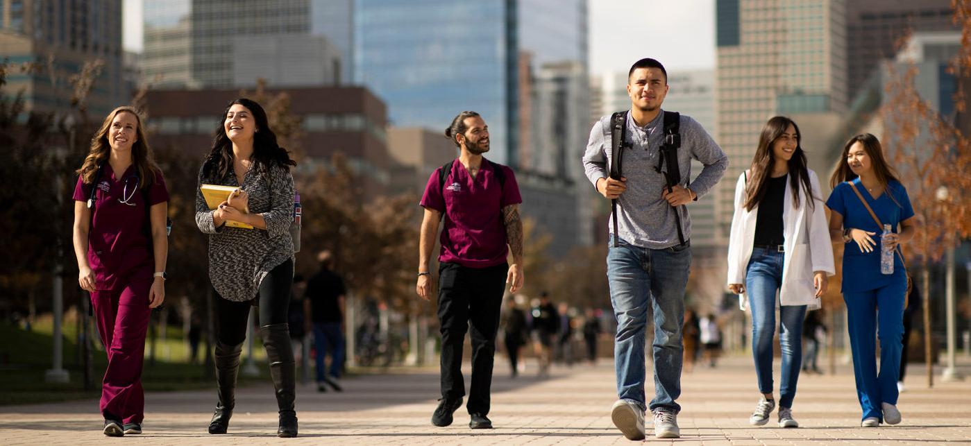 密歇根州立大学丹佛分校的学生在校园里一起散步