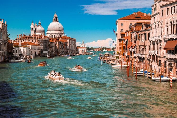 意大利威尼斯的一条主要水道的照片