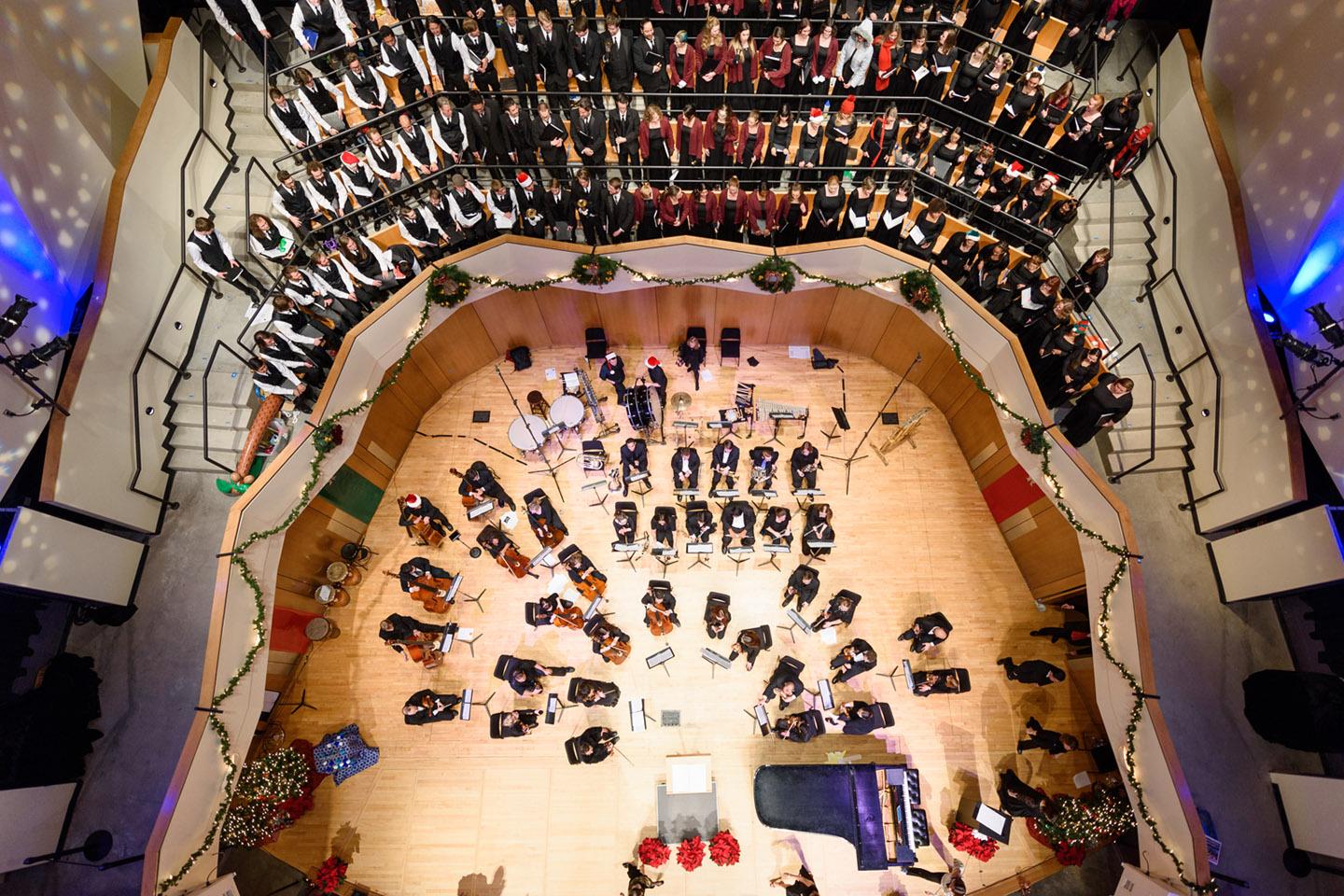 管弦乐队和唱诗班在音乐厅表演的俯视图
