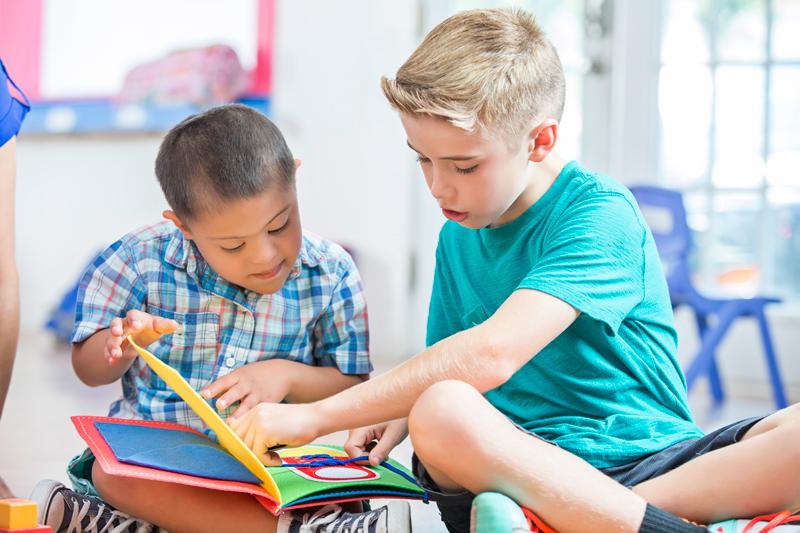 两个孩子在明亮的教室里一起看书.