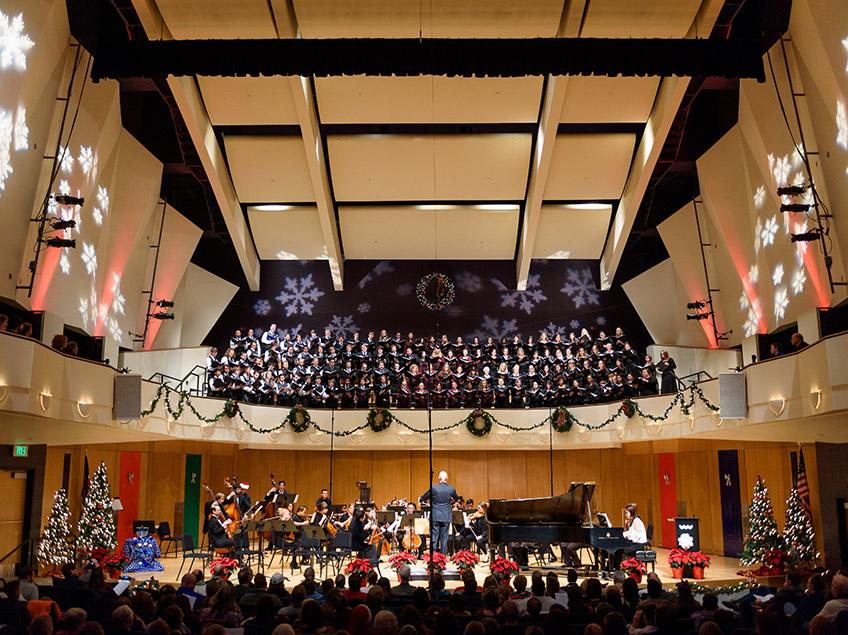 国王中心音乐厅的舞台上挤满了唱诗班和交响乐团的表演者