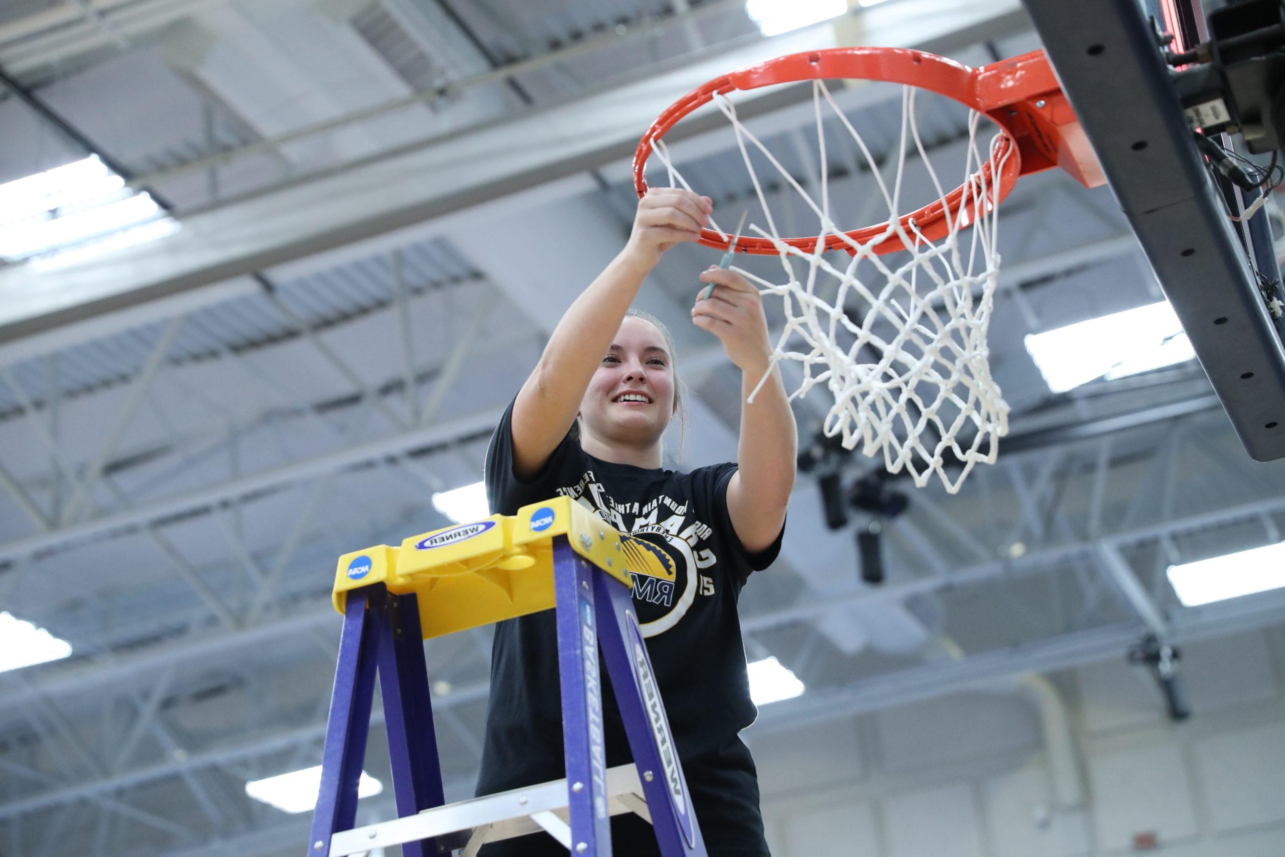 女子篮球运动员布里安娜·贝利在密歇根州立大学丹佛分校2022年RMAC锦标赛后砍下了网