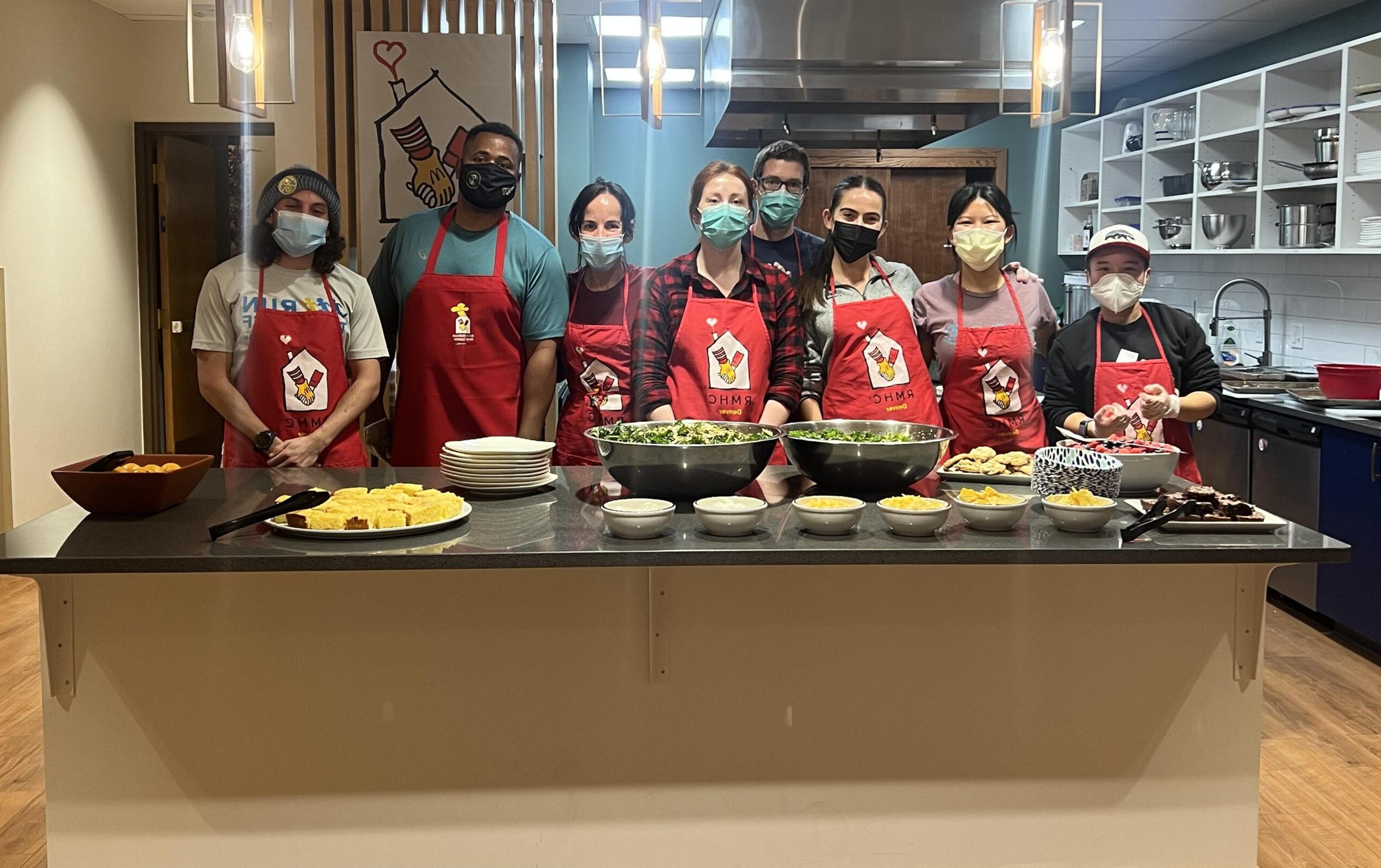 落基山健康团体带领学生上烹饪课的照片.