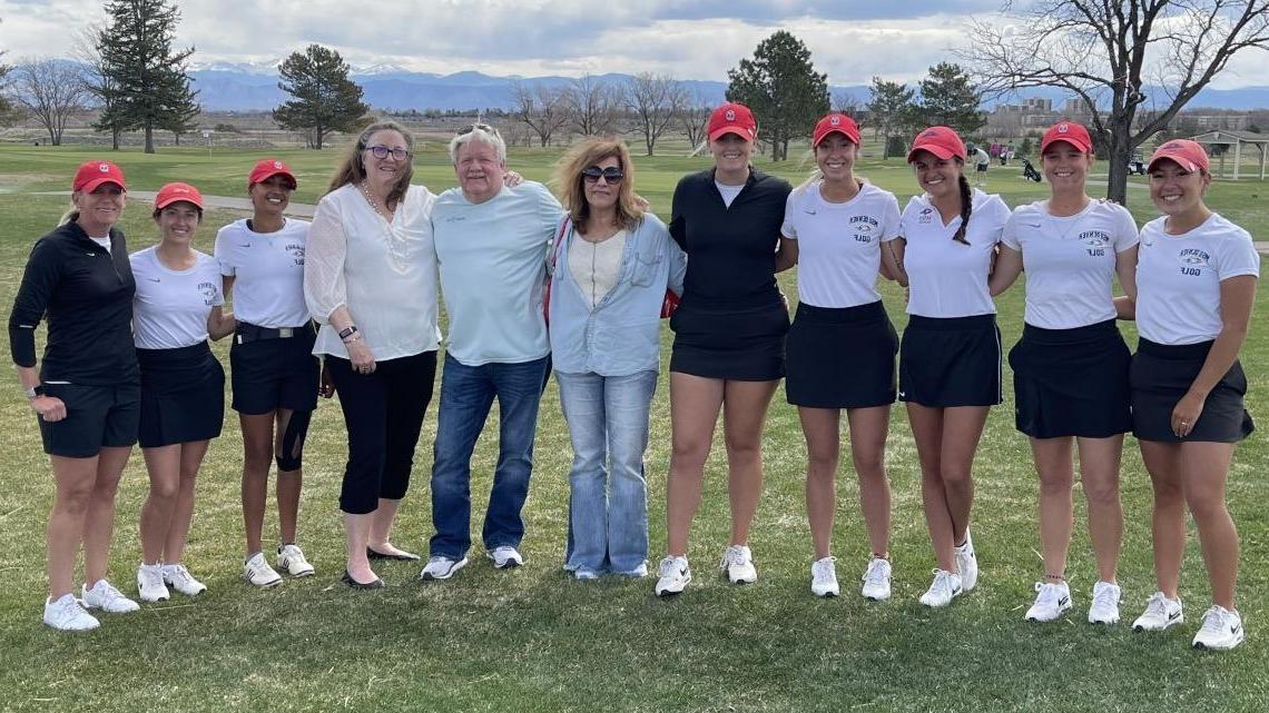 奥尼尔家族的成员, 包括蒂姆·奥尼尔, 在公共场地高尔夫球场与密歇根州立大学丹佛女子高尔夫球队合影.